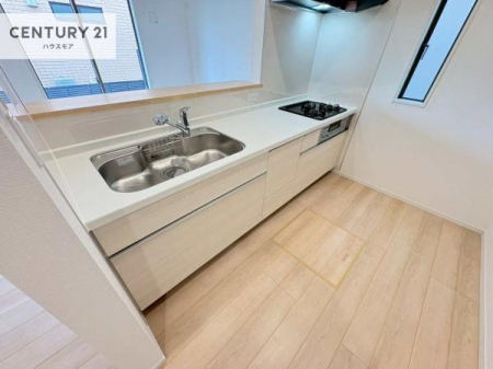 �L�b�`���@��l�C�̑Ζʎ��V�X�e���L�b�`�����̗p���Ă��܂��I���Ƒ��̃R�~���j�P�[�V���������R�Ƒ�����݌v�ł��B
���q�l�ɂ��ڂ��͂��̂Ŋ������ł��ˁI�L�X�g���ĉ��K�ō�Ƃ��i�݂܂��B