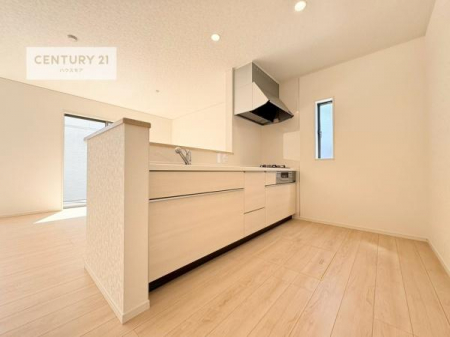 �L�b�`���@��l�C�̑Ζʎ��V�X�e���L�b�`�����̗p���Ă��܂��I���Ƒ��̃R�~���j�P�[�V���������R�Ƒ�����݌v�ł��B
���q�l�ɂ��ڂ��͂��̂Ŋ������ł��ˁI�L�X�g���ĉ��K�ō�Ƃ��i�݂܂��B