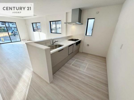 �L�b�`���@��l�C�̑Ζʎ��V�X�e���L�b�`�����̗p���Ă��܂��I���Ƒ��̃R�~���j�P�[�V���������R�Ƒ�����݌v�ł��B
���q�l�ɂ��ڂ��͂��̂Ŋ������ł��ˁI�L�X�g���ĉ��K�ō�Ƃ��i�݂܂��B�y���n�̔���J�Ò��z