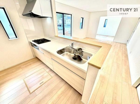 �L�b�`���@��l�C�̑Ζʎ��V�X�e���L�b�`�����̗p���Ă��܂��I���Ƒ��̃R�~���j�P�[�V���������R�Ƒ�����݌v�ł��B
���q�l�ɂ��ڂ��͂��̂Ŋ������ł��ˁI�L�X�g���ĉ��K�ō�Ƃ��i�݂܂��B