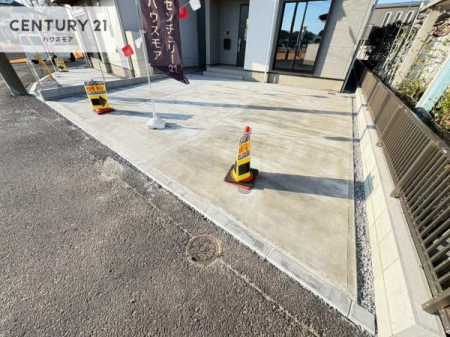 ���ԏ�@���ԃX�y�[�X��2�䕪����܂��I�Z�J���h�J�[�͂������A�o�C�N�⎩�]�ԂȂǂ��u���ꏊ�ɍ���܂���B�y���n�̔���J�Ò��z