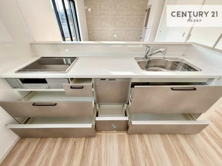 �L�b�`���@���[�͂̍����V�X�e���L�b�`���ŁA��������H�����������Еt���A�L�X�Ƃ�����Ԃŉ��K�ɗ������y���߂܂��B�y���n�̔���J�Ò��z