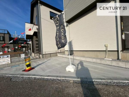 ���ԏ�@���ԃX�y�[�X��2�䕪����܂��I�Z�J���h�J�[�͂������A�o�C�N�⎩�]�ԂȂǂ��u���ꏊ�ɍ���܂���B�y���n�̔���J�Ò��z