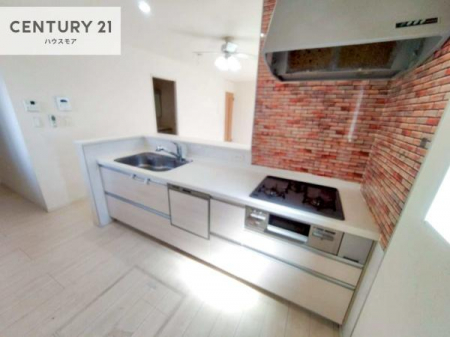 �L�b�`���@��l�C�̑Ζʎ��V�X�e���L�b�`�����̗p���Ă��܂��I���Ƒ��̃R�~���j�P�[�V���������R�Ƒ�����݌v�ł��B
���q�l�ɂ��ڂ��͂��̂Ŋ������ł��ˁI�L�X�g���ĉ��K�ō�Ƃ��i�݂܂��B