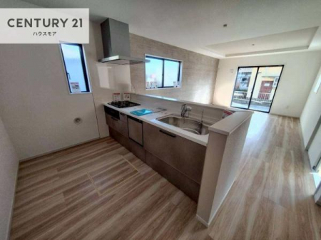 �L�b�`���@��l�C�̑Ζʎ��V�X�e���L�b�`�����̗p���Ă��܂��I���Ƒ��̃R�~���j�P�[�V���������R�Ƒ�����݌v�ł��B
���q�l�ɂ��ڂ��͂��̂Ŋ������ł��ˁI�L�X�g���ĉ��K�ō�Ƃ��i�݂܂��B