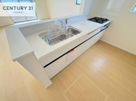 �L�b�`���@��l�C�̑Ζʎ��V�X�e���L�b�`�����̗p���Ă��܂��I���Ƒ��̃R�~���j�P�[�V���������R�Ƒ�����݌v�ł��B
���q�l�ɂ��ڂ��͂��̂Ŋ������ł��ˁI�L�X�g���ĉ��K�ō�Ƃ��i�݂܂��B