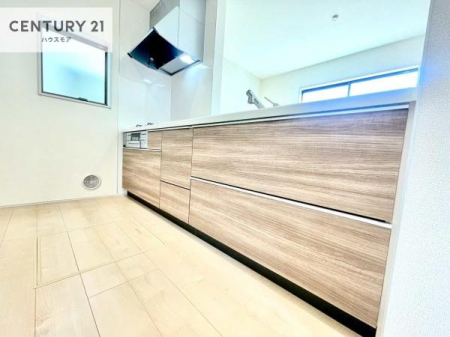 �L�b�`���@��l�C�̑Ζʎ��V�X�e���L�b�`�����̗p���Ă��܂��I���Ƒ��̃R�~���j�P�[�V���������R�Ƒ�����݌v�ł��B
���q�l�ɂ��ڂ��͂��̂Ŋ������ł��ˁI�L�X�g���ĉ��K�ō�Ƃ��i�݂܂��B