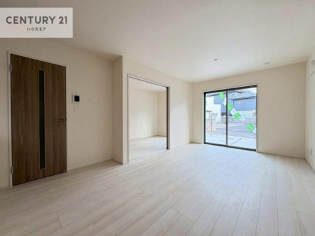 ���r���O�@�傫�ȑ����炽���Ղ�̗z���������閾�邢���r���O�B�J�����̂��郊�r���O�ŉƑ��c���̂��났�̎��Ԃ��߂����܂��B