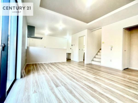 ���r���O�@���r���O�K�i���̗p���邱�ƂŁA�Ƒ������R�Ɗ�����킹�铮���݌v�B
�O�o��A��̍ۂɕK�����r���O��ʂ邽�߁A�R�~���j�P�[�V���������܂�₷���A�Ƒ��̋C�z�������Ȃ����点�܂��B