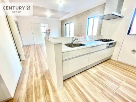 �L�b�`���@��l�C�̑Ζʎ��V�X�e���L�b�`�����̗p���Ă��܂��I���Ƒ��̃R�~���j�P�[�V���������R�Ƒ�����݌v�ł��B
���q�l�ɂ��ڂ��͂��̂Ŋ������ł��ˁI�L�X�g���ĉ��K�ō�Ƃ��i�݂܂��B