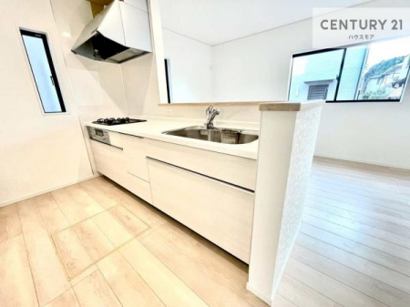 �L�b�`���@��l�C�̑Ζʎ��V�X�e���L�b�`�����̗p���Ă��܂��I���Ƒ��̃R�~���j�P�[�V���������R�Ƒ�����݌v�ł��B
���q�l�ɂ��ڂ��͂��̂Ŋ������ł��ˁB�L�X�g���ĉ��K�ɍ�Ƃ��i�݂܂��B