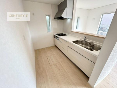 �L�b�`���@��l�C�̑Ζʎ��V�X�e���L�b�`�����̗p���Ă��܂��I���Ƒ��̃R�~���j�P�[�V���������R�Ƒ�����݌v�ł��B
���q�l�ɂ��ڂ��͂��̂Ŋ������ł��ˁI�L�X�g���ĉ��K�ō�Ƃ��i�݂܂��B