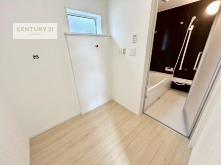 ���ʑ�E���ʏ��@�܂����ʑ䂪�ݒu����Ă��܂��񂪁A���ʑ�ɂ͎��[�X�y�[�X���m�ۂ��Ă���A���p�i�Ȃǂ���������Ƃ��܂���݌v�B������������Ȑ��ʂ܂������ł����ꂢ�ɕۂ��Ƃ��ł��A���̎x�x���X���[�Y�ɁB