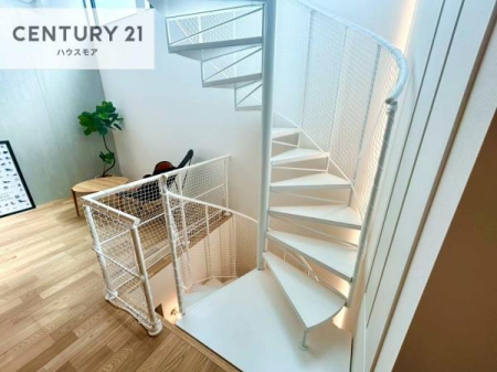 ���̑����ρ@�Z�܂��̒����ɐ������点��K�i�́A���邮��Ɖ��Ȃ���e�K���Ȃ��A�Ƒ��̋C�z��`����c�����̍L����𐶂ݏo���܂��B