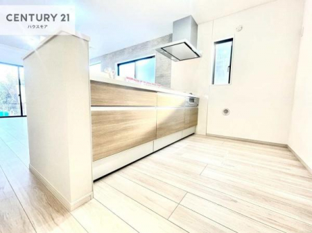 �L�b�`���@��l�C�̑Ζʎ��V�X�e���L�b�`�����̗p���Ă��܂��I���Ƒ��̃R�~���j�P�[�V���������R�Ƒ�����݌v�ł��B
���q�l�ɂ��ڂ��͂��̂Ŋ������ł��ˁI�L�X�g���ĉ��K�ō�Ƃ��i�݂܂��B