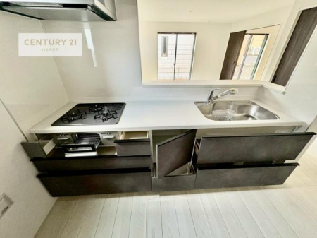 �L�b�`���@���[�͂̍����V�X�e���L�b�`���ŁA��������H�����������Еt���A�L�X�Ƃ�����Ԃŉ��K�ɗ������y���߂܂��B