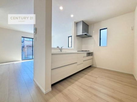 ���d�l�ʐ^(�L�b�`���j�@��l�C�̑Ζʎ��V�X�e���L�b�`�����̗p���Ă��܂��I���Ƒ��̃R�~���j�P�[�V���������R�Ƒ�����݌v�ł��B
���q�l�ɂ��ڂ��͂��̂Ŋ������ł��ˁB���[�͂�����܂��I�i���d�l�j