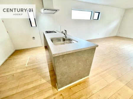 �L�b�`���@��l�C�̑Ζʎ��V�X�e���L�b�`�����̗p���Ă��܂��I���Ƒ��̃R�~���j�P�[�V���������R�Ƒ�����݌v�ł��B
���q�l�ɂ��ڂ��͂��̂Ŋ������ł��ˁB���[�͂�����܂��I