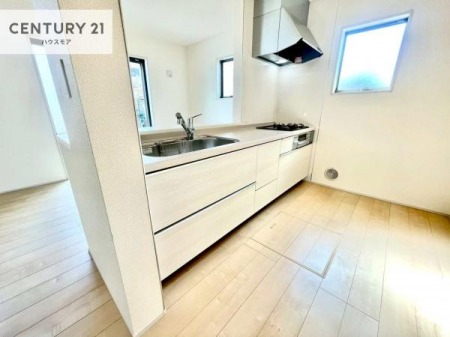 �L�b�`���@��l�C�̑Ζʎ��V�X�e���L�b�`�����̗p���Ă��܂��I���Ƒ��̃R�~���j�P�[�V���������R�Ƒ�����݌v�ł��B
���q�l�ɂ��ڂ��͂��̂Ŋ������ł��ˁI�L�X�g���ĉ��K�ō�Ƃ��i�݂܂��B