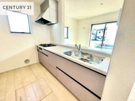 �L�b�`���@��l�C�̑Ζʎ��V�X�e���L�b�`�����̗p���Ă��܂��I���Ƒ��̃R�~���j�P�[�V���������R�Ƒ�����݌v�ł��B
���q�l�ɂ��ڂ��͂��̂Ŋ������ł��ˁI�L�X�g���ĉ��K�ō�Ƃ��i�݂܂��B