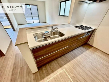 �L�b�`���@��l�C�̑Ζʎ��V�X�e���L�b�`�����̗p���Ă��܂��I���Ƒ��̃R�~���j�P�[�V���������R�Ƒ�����݌v�ł��B
���q�l�ɂ��ڂ��͂��̂Ŋ������ł��ˁI�L�X�g���ĉ��K�ɍ�Ƃ��i�݂܂��B