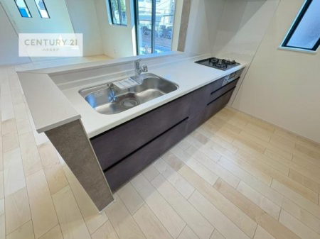 �L�b�`���@��l�C�̑Ζʎ��V�X�e���L�b�`�����̗p���Ă��܂��I���Ƒ��̃R�~���j�P�[�V���������R�Ƒ�����݌v�ł��B
���q�l�ɂ��ڂ��͂��̂Ŋ������ł��ˁI�L�X�g���ĉ��K�ō�Ƃ��i�݂܂��B