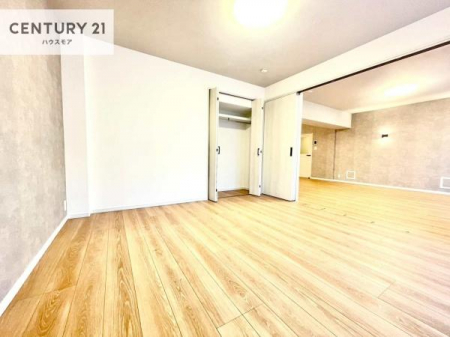 �m���@���r���O�ɗאڂ����m���́A�J�������LDK�ƂȂ���J���I�ȋ�ԂɁB
���q�l�̗V�я�⃏�[�N�X�y�[�X�A�q�ԂȂǑ��ړI�Ɋ��p�ł���֗��Ȃ������ł��B