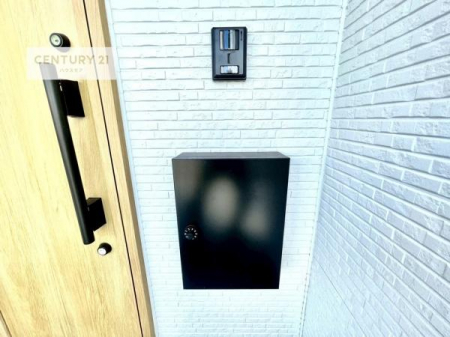 ���̑����n�@�O�ǂɐݒu���ꂽ�|�X�g�́A�O�σf�U�C���Ɣ��������a���Ȃ���A�g������ɂ��z�����ꂽ�֗��Ȑݔ��ł��B