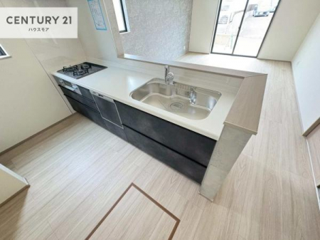 �L�b�`���@��l�C�̑Ζʎ��V�X�e���L�b�`�����̗p���Ă��܂��I���Ƒ��̃R�~���j�P�[�V���������R�Ƒ�����݌v�ł��B
���q�l�ɂ��ڂ��͂��̂Ŋ������ł��ˁB���[�͂�����܂��I