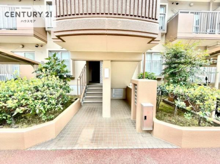 �G���g�����X�@�z������̗ǂ��G���g�����X�́A���Ƒ��₨�q�l���������}���Ă���܂��B
�����̕�炵�ɐS�n�悳�������炵�Ă�����Ԃł��B