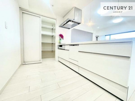 �L�b�`���@��Ƃ肠�钲���X�y�[�X�ō�Ƃ����₷�����K�ȃL�b�`���ł��I
���q�l�ƈꏏ�ɂ��َq������y���߂�L�X�X�y�[�X�ł��B�y�����������ԂɂȂ肻���ł��ˁI