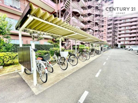 ���̑����p���@���֏ꊮ���ŁA���q���܂̎��]�Ԃ�ʋΗp�̎��]�Ԃ����S���Ēu���܂��B���Ƒ��ɂ����ꂵ���֗��Ȑݔ��ł��B
�󂫏󋵂����C�y�ɂ��₢���킹���������B