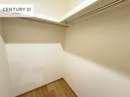 ���[�@�t�@�~���[�N���[�[�b�g��������Z�܂��́A���[�͂Ɖ��K�������˔������ґ�ȋ�Ԑ݌v�B�ߗނ�o�b�O�A�G�ߕ��܂łЂƂ܂Ƃ߂ɂł��A���X�̐������ڂ������ƃX�}�[�g�ɁI