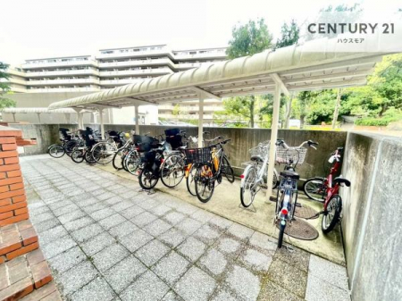 ���̑����p���@���֏ꊮ���ŁA���q���܂̎��]�Ԃ�ʋΗp�̎��]�Ԃ����S���Ēu���܂��B���Ƒ��ɂ����ꂵ���֗��Ȑݔ��ł��B
�󂫏󋵂����C�y�ɂ��₢���킹���������B