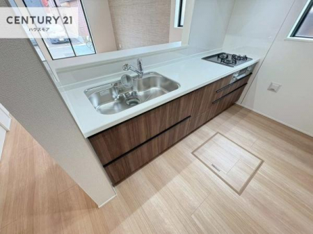 �L�b�`���@��l�C�̑Ζʎ��V�X�e���L�b�`�����̗p���Ă��܂��I���Ƒ��̃R�~���j�P�[�V���������R�Ƒ�����݌v�ł��B
���q�l�ɂ��ڂ��͂��̂Ŋ������ł��ˁB���[�͂�����܂��I