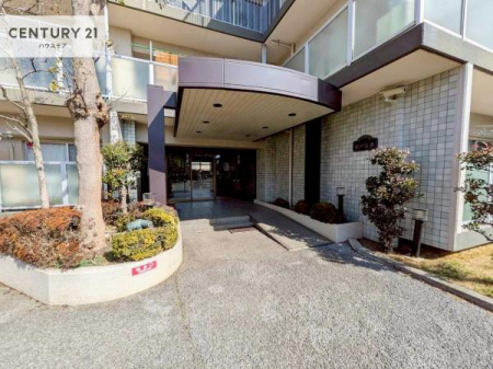 �G���g�����X�@��؂Ȃ��q�l���}����G���g�����X�́A�z���ɕ�܂ꂽ�S�n�悢��ԁB
�Z�܂����̌ւ������������A�㎿�ȘȂ܂��ł��B