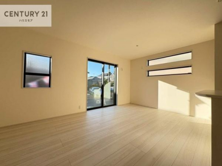 ���r���O�@�傫�ȑ����炽���Ղ�̗z���������閾�邢���r���O�B�J�����̂��郊�r���O�ŉƑ��c���̂��났�̎��Ԃ��߂����܂��B