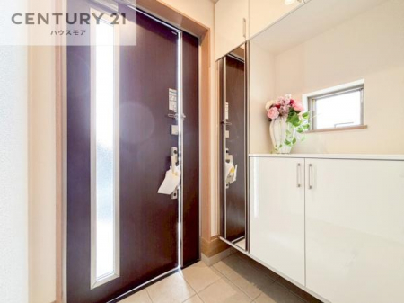 �����\�z�}(����)�@�V���[�Y�{�b�N�X�t���̌��ւł��B
�X�b�L���������ւŌ˂��J�����u�ԁA�������̂���S�n������Ԃ��o�}���Ă���܂��B�i���d�l�j