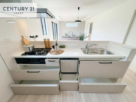 �L�b�`���@���[�X�y�[�X���[�����Ă���A�L�b�`���܂�����������ƕۂ��Ȃ���A�L�X�Ƃ��������X�y�[�X���m�ہB���K�ȍ�Ɗ��ŁA�����̂����������X���[�Y�ɂ͂��ǂ�܂��B�y���n�̔���J�Ò��z