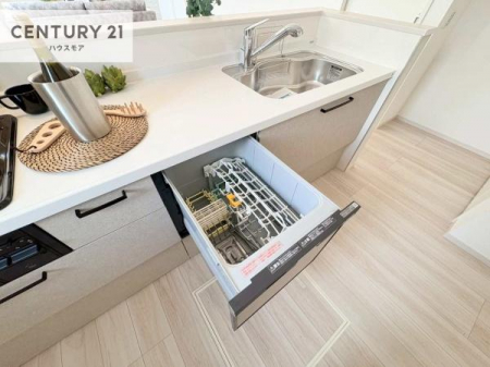 �L�b�`���@�H��@�t���̃L�b�`���ł��I�Z���������r��h�~�Ƃ��đ�ϊ��􂷂�֗��Ȏd�l�ł��I�r���g�C���Ȃ̂ŃL�b�`���̏ꏊ����炸�����X�y�[�X���L���g�����Ƃ��o���܂��I�y���n�̔���J�Ò��z