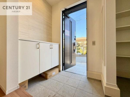 ���ց@�V���[�Y�{�b�N�X�t���Ȃ̂ŁA���ւ��Еt�����|�������₷���ł��I
�X�b�L���������ւŌ˂��J�����u�ԁA�������̂���S�n������Ԃ��o�}���Ă���܂��B