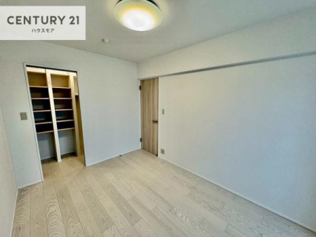 �q�������@���r���O���ɔz�u���ꂽ�m���́A���q�l�̂������ɂ҂�����̈ʒu�B���Ƒ��Ƃ̃R�~���j�P�[�V���������₷���A������g�߂Ɋ���������S�̋�Ԃł��B