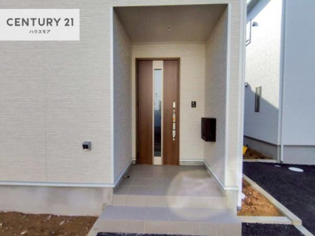 ���̑����n�@�O�ǂɐݒu���ꂽ�|�X�g�́A�O�σf�U�C���Ɣ��������a���Ȃ���A�g������ɂ��z�����ꂽ�֗��Ȑݔ��ł��B