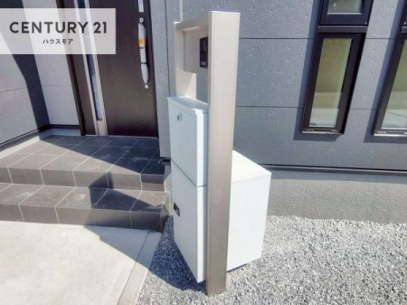 ���̑����n�@��z�{�b�N�X���������Ă��邽�߁A�s�ݎ��ł��ו��̎󂯎�肪�\�B
�Ĕz�B�̎�Ԃ��Ȃ��A�Z���������ł��X�g���X�Ȃ����p�ł��܂��B