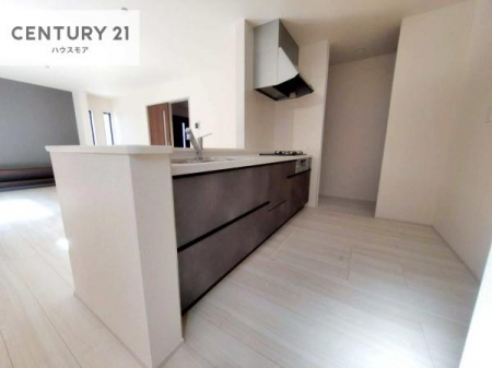 �L�b�`���@��Ƃ肠�钲���X�y�[�X�ō�Ƃ����₷�����K�ȃL�b�`���ł��I
���q�l�ƈꏏ�ɂ��َq������y���߂�L�X�X�y�[�X�ł��B�y�����������ԂɂȂ肻���ł��ˁI