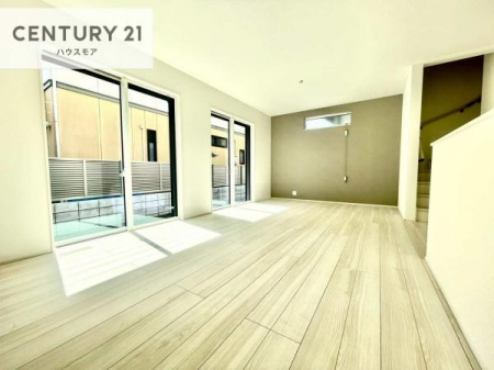 ���r���O�@�傫�ȑ����炽���Ղ�̗z���������閾�邢���r���O�B�J�����̂��郊�r���O�ŉƑ��c���̂��났�̎��Ԃ��߂����܂��I