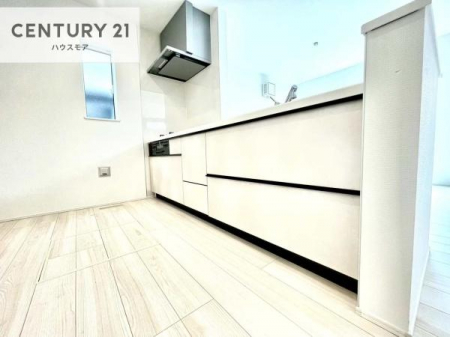 �L�b�`���@��l�C�̑Ζʎ��V�X�e���L�b�`�����̗p���Ă��܂��I���Ƒ��̃R�~���j�P�[�V���������R�Ƒ�����݌v�ł��B
���q�l�ɂ��ڂ��͂��̂Ŋ������ł��ˁI�L�X�g���ĉ��K�ō�Ƃ��i�݂܂��B