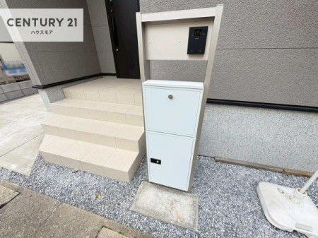 ���̑����n�@��z�{�b�N�X���������Ă��邽�߁A�s�ݎ��ł��ו��̎󂯎�肪�\�B
�Ĕz�B�̎�Ԃ��Ȃ��A�Z���������ł��X�g���X�Ȃ����p�ł��܂��B