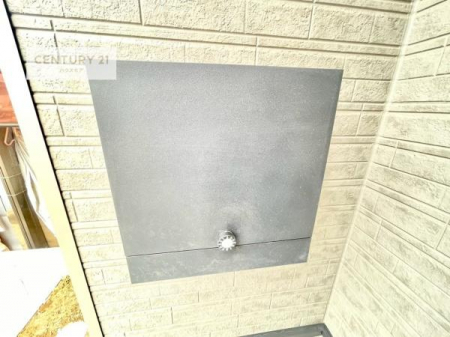 ���̑����n�@�O�ǂɐݒu���ꂽ�|�X�g�́A�O�σf�U�C���Ɣ��������a���Ȃ���A�g������ɂ��z�����ꂽ�֗��Ȑݔ��ł��B