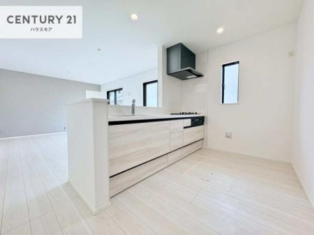 �L�b�`���@��l�C�̑Ζʎ��V�X�e���L�b�`�����̗p���Ă��܂��I���Ƒ��̃R�~���j�P�[�V���������R�Ƒ�����݌v�ł��B
���q�l�ɂ��ڂ��͂��̂Ŋ������ł��ˁB���[�͂�����܂��I�y���n�̔���J�Ò��z